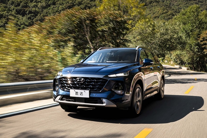 Растянутый Hyundai Santa Fe стал ещё больше после рестайлинга