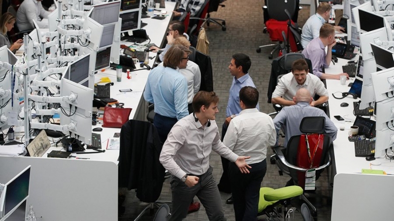 Рынок акций РФ открылся снижением индексов Мосбиржи и РТС на 7,4-9,7%