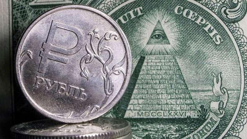 Аналитики объяснили поведение рубля