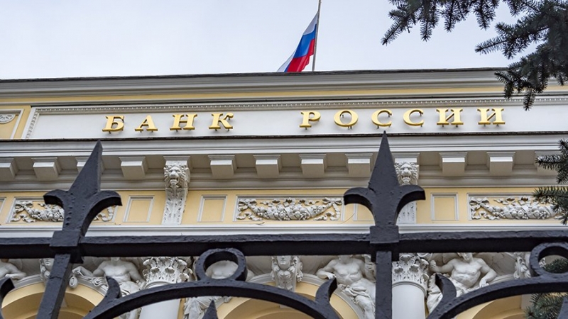 ЦБ получил право выдавать разрешения на вывоз из РФ более $10 тыс.