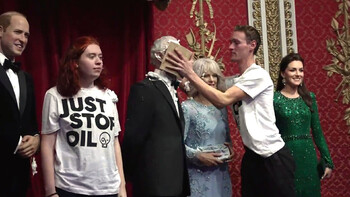 Экоактивисты с тортами напали на фигуру Карла III в музее Мадам Тюссо