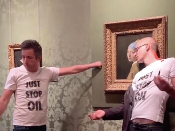 Экоактивисты в Гааге напали на картину «Девушка с жемчужной сережкой»