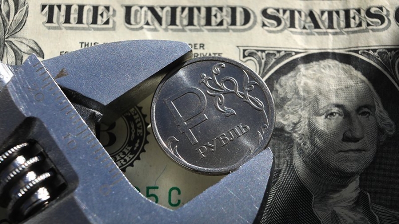 Эксперт спрогнозировал к концу года курс 68–70 рублей за доллар