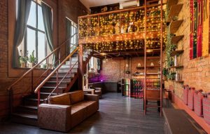 Организация вечеринки: почему стоит арендовать лофт?