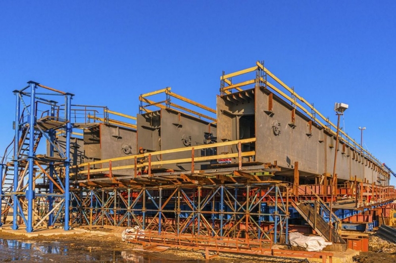 Мост через затон Новинки готов на три четверти