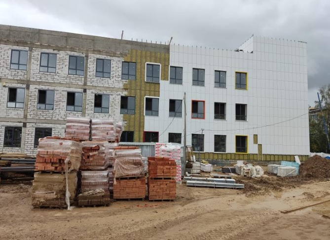 Строительство нового корпуса школы в Лобне завершено на 70%