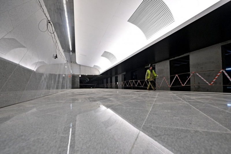 Завершается установка зеркальных панелей на станции «Кленовый бульвар»