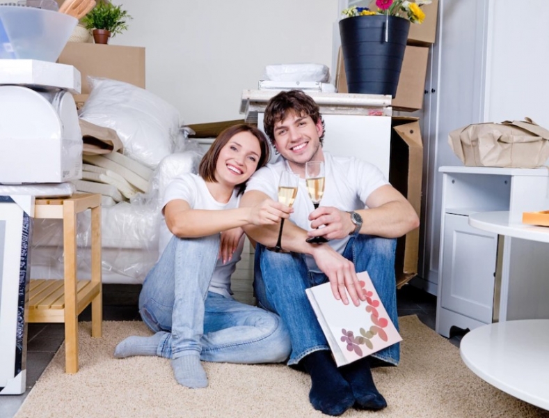 39 человек, проживавших в аварийном жилищном фонде, получили ключи от новых квартир в Новомосковске