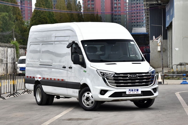 JAC Sunray, который прочат на замену Ford Transit в России, пережил рестайлинг
