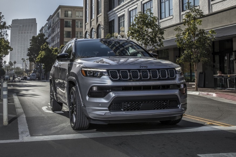 Jeep обновил Compass до 2023 модельного года: изменения затронули технику