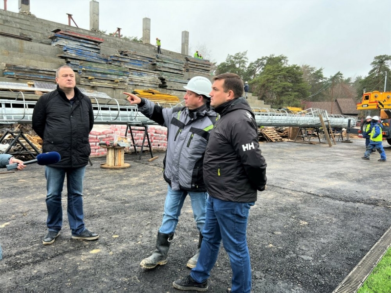 Министр стройкомплекса Подмосковья проверил ход строительства социальных объектов в Серпухове