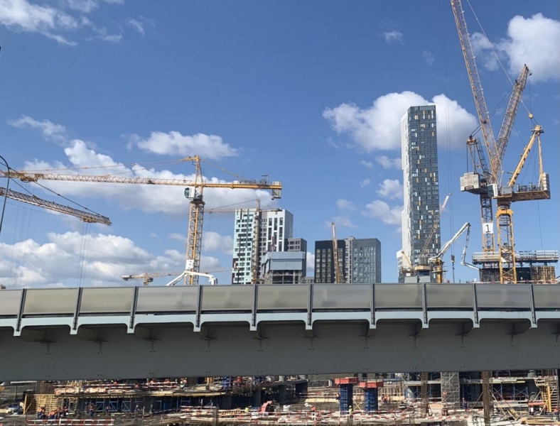 Новостройка по программе реновации возводится на улице Яблочкова на месте двух снесенных домов