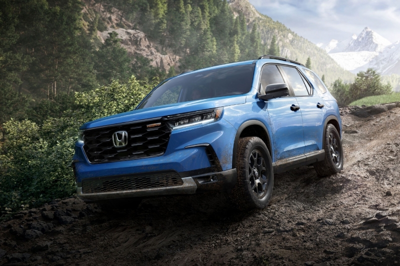 Новый Honda Pilot: более мускулистый облик, модульный второй ряд и 14 подстаканников