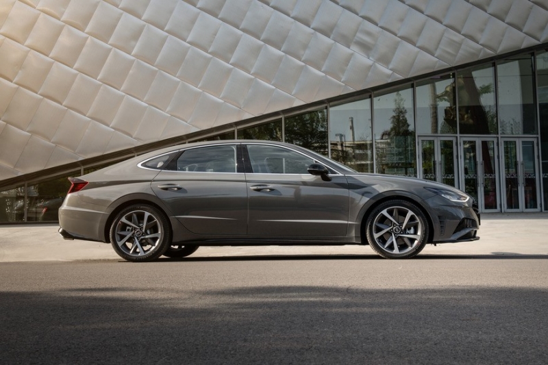 Рестайлинговая Hyundai Sonata показалась на свежих фото: у седана будет новый имидж