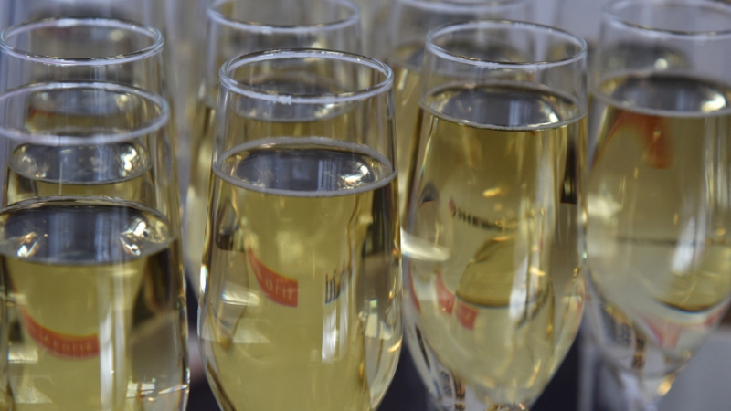 Средняя цена отечественного игристого к Новому году составит 350 рублей