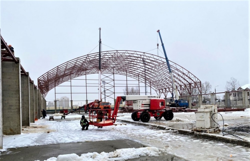 Строители приступили к монтажу перекрытия футбольного манежа в Домодедово