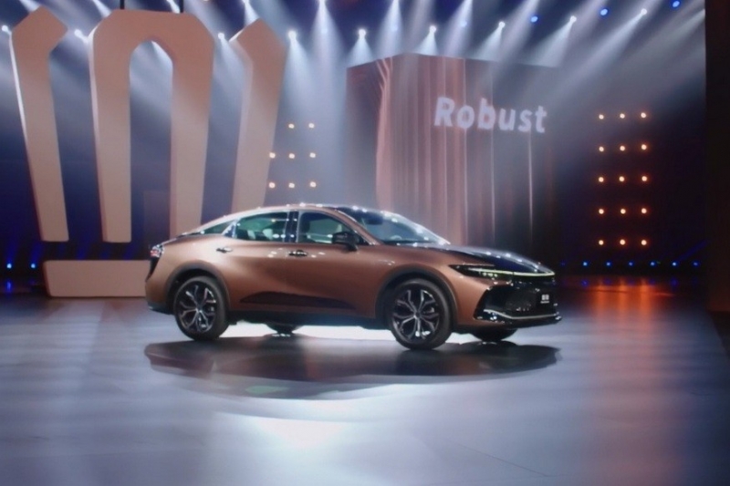 Toyota превратила Crown в престижный бренд: линейку скоро пополнит седан SportCross