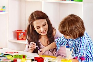 Как правильно подобрать няню для ребенка