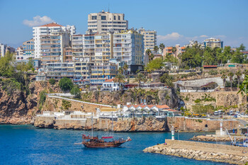 Жители Анталии собирают подписи с требованием запретить аренду и продажу жилья иностранцам