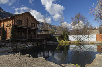 Где россияне чаще всего бронировали отели этой осенью