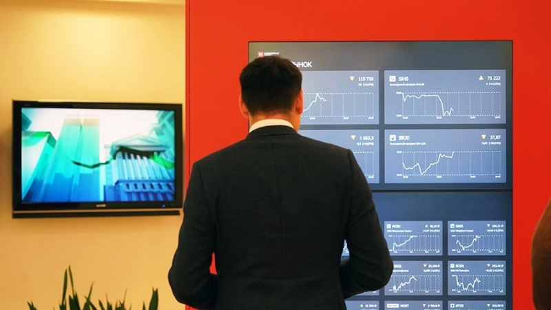 Курс доллара на Мосбирже поднялся выше 64 рублей впервые с 13 октября