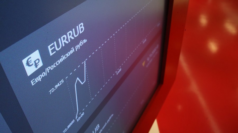 Курс евро на Мосбирже впервые с 30 мая поднялся выше 68 рублей