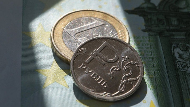 Курс евро вырос до 72 рублей впервые с 11 мая