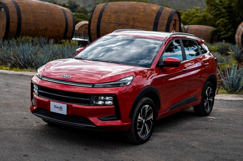 Объявлены рублёвые цены JAC JS6: брат Москвича предложен в двух версиях, уже без «механики»