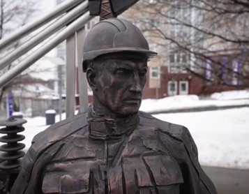 Памятник работникам электросетевой отрасли открыли в сквере Московских Энергетиков