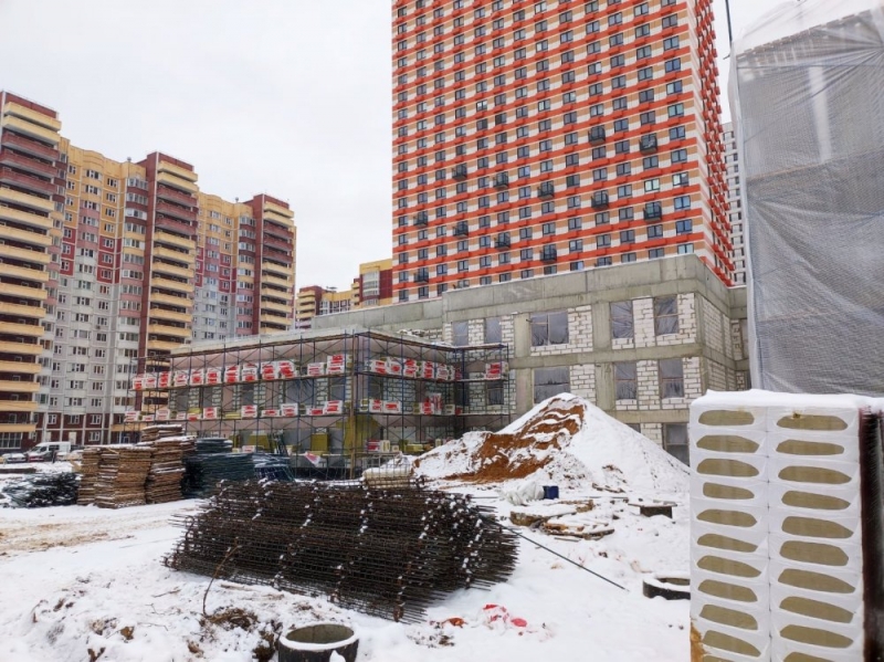 Строители приступили к устройству фасада детского сада в Боброво