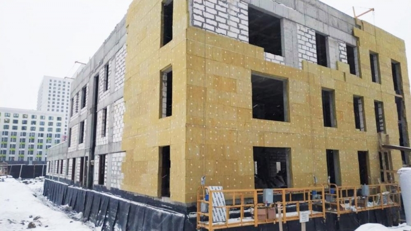 Строители приступили к устройству фасада здания детского сада на 350 мест в Люберцах