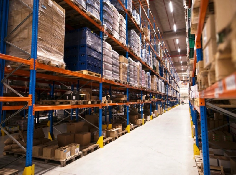 В поселке Сосенское достраивают здание склада