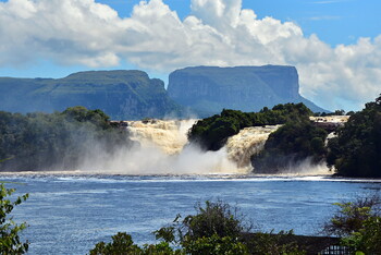 Венесуэла с 1 января полностью откроет границу с Колумбией