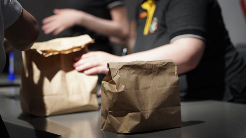 «Вкусно — и точка» запустила доставку своей продукции