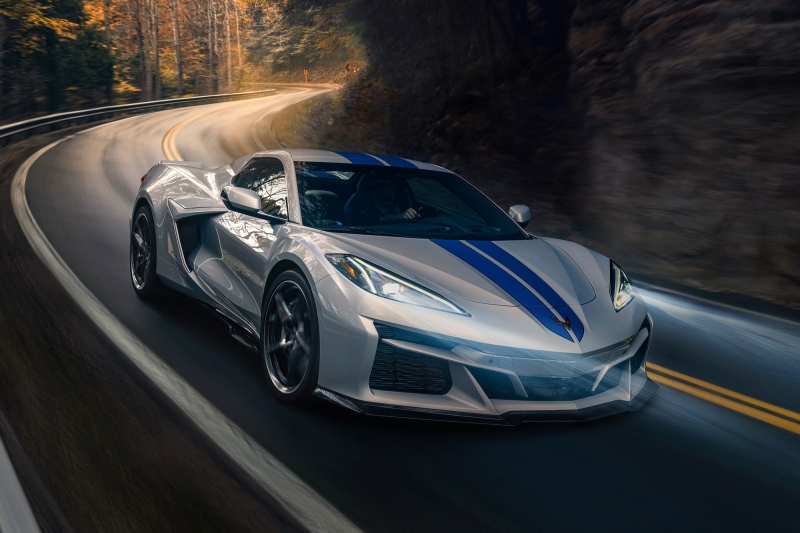 Chevrolet Corvette E-Ray: полноприводный гибрид на базе старого нижневального V8