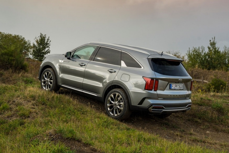 Кроссовер Kia Sorento обновится в стиле старшего Telluride: свежие кадры