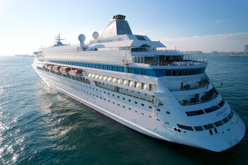 Круизный лайнер Astoria Grande врезался в причал в турецком порту