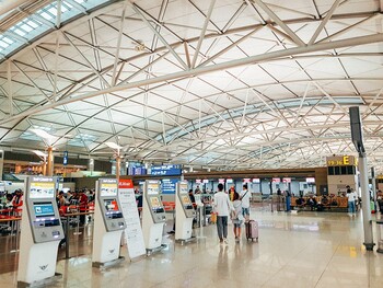 Пятеро россиян несколько месяцев живут в аэропорту Сеула