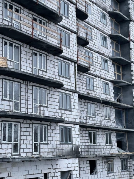 Внешние стены проблемного дома в Кокошкино готовы почти на 60%