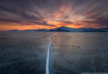 На льду Байкала образовался большой разлом