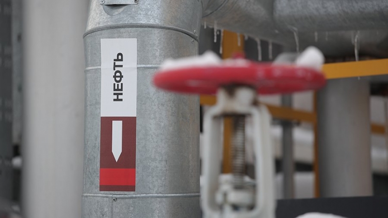 Новак сообщил о добровольном сокращении РФ добычи нефти в марте