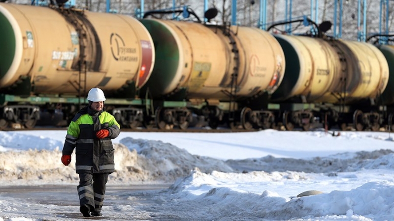 Песков предупредил о разбалансировке на рынках из-за эмбарго на нефтепродукты РФ