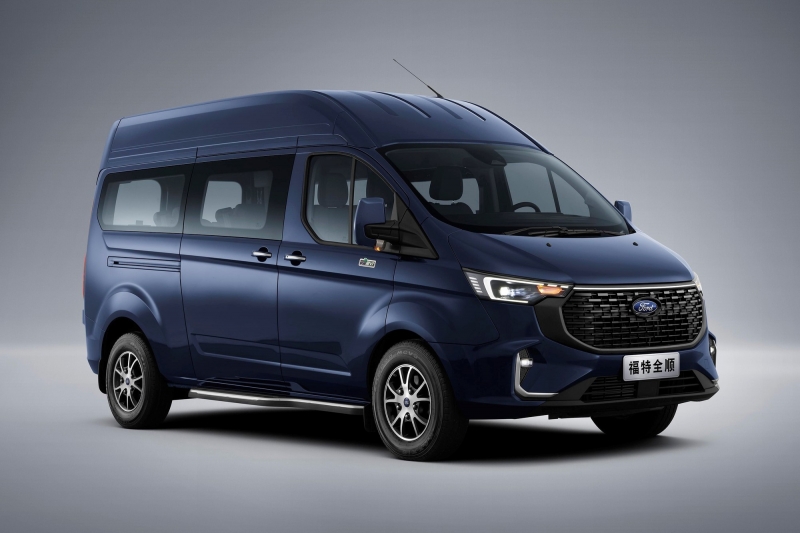 Старый Ford Transit Custom пережил рестайлинг в Китае: модный салон и новая АКП