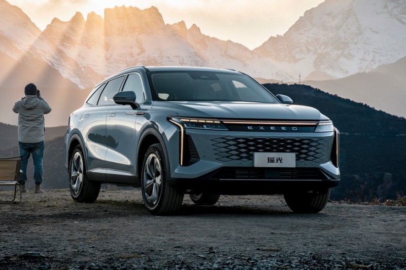 У нового кроссовера Exeed, который скоро привезут в Россию, появились версии попроще