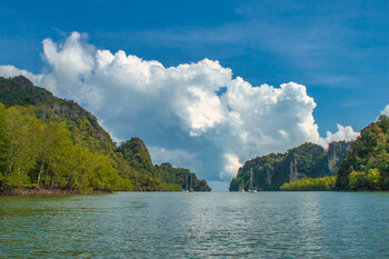 В Малайзии туристы погибли в ДТП с туравтобусом