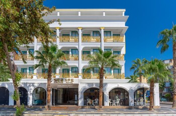 В отеле Анталии произошёл пожар, туристы эвакуированы