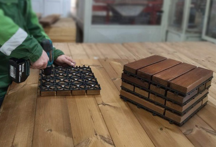 Лесозавод «Судома», входящий в состав лесопромышленного комплекса SHELON, запустил производство нового строительного материала — садового паркета из термодревесины. Мощности предприятия позволяют выпускать 3000 м2 та