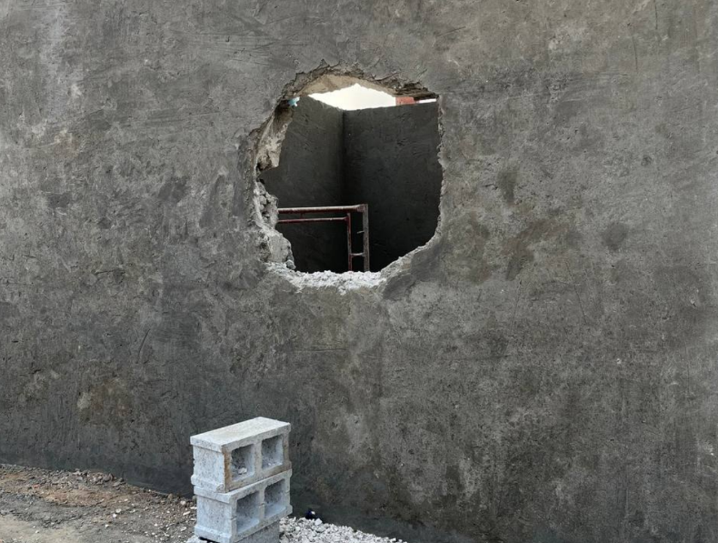 Незаконную пристройку к магазину демонтировали в районе Соколиная Гора