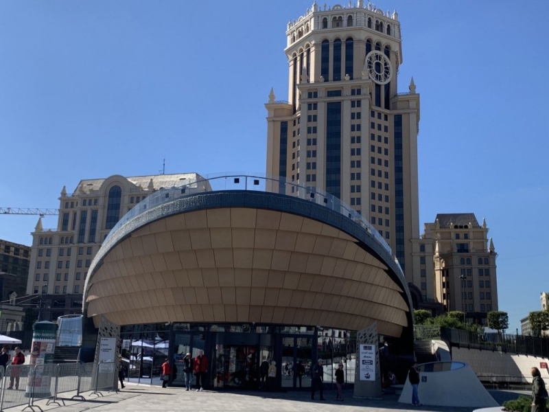 При отделке станций БКЛ были использованы уникальные для метростроения материалы