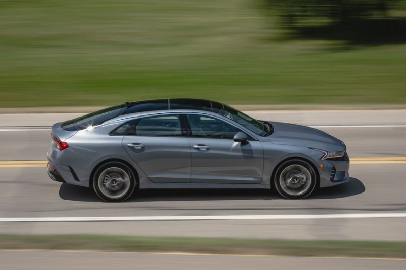 Рестайлинговый седан Kia K5 сверкнул новой оптикой на свежих кадрах